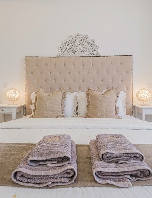 Interior de la habitación Suite Condevega en Telde, Gran Canaria, con una cama cómoda y un espejo grande